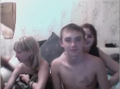 Создали трансляцию с двумя девочками